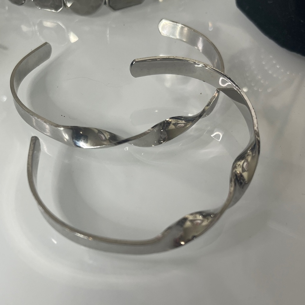 Bracelet Sleek Silver Women's Twist Cuff styled - Picture 2 of 5